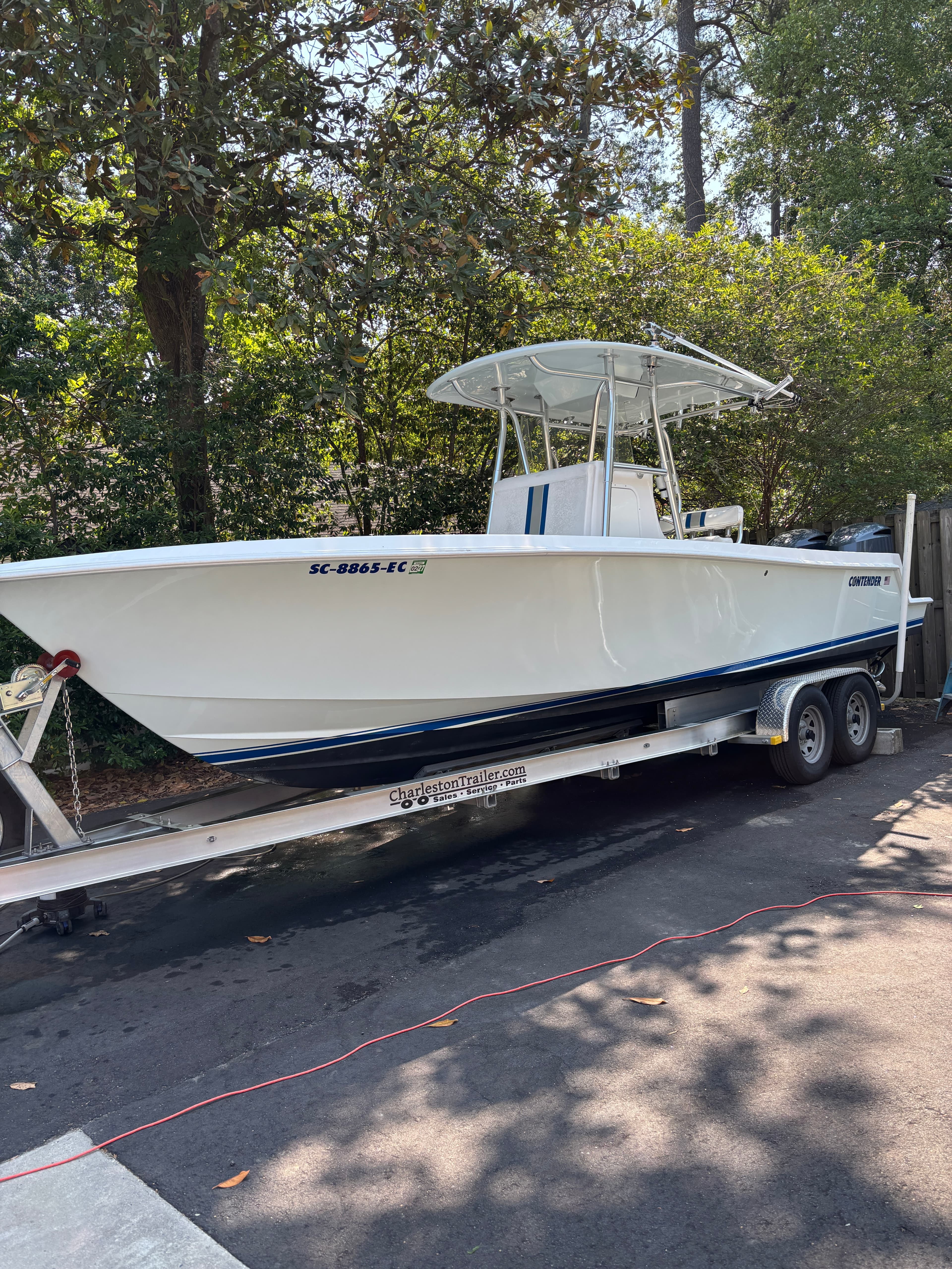29' Contender hull detail