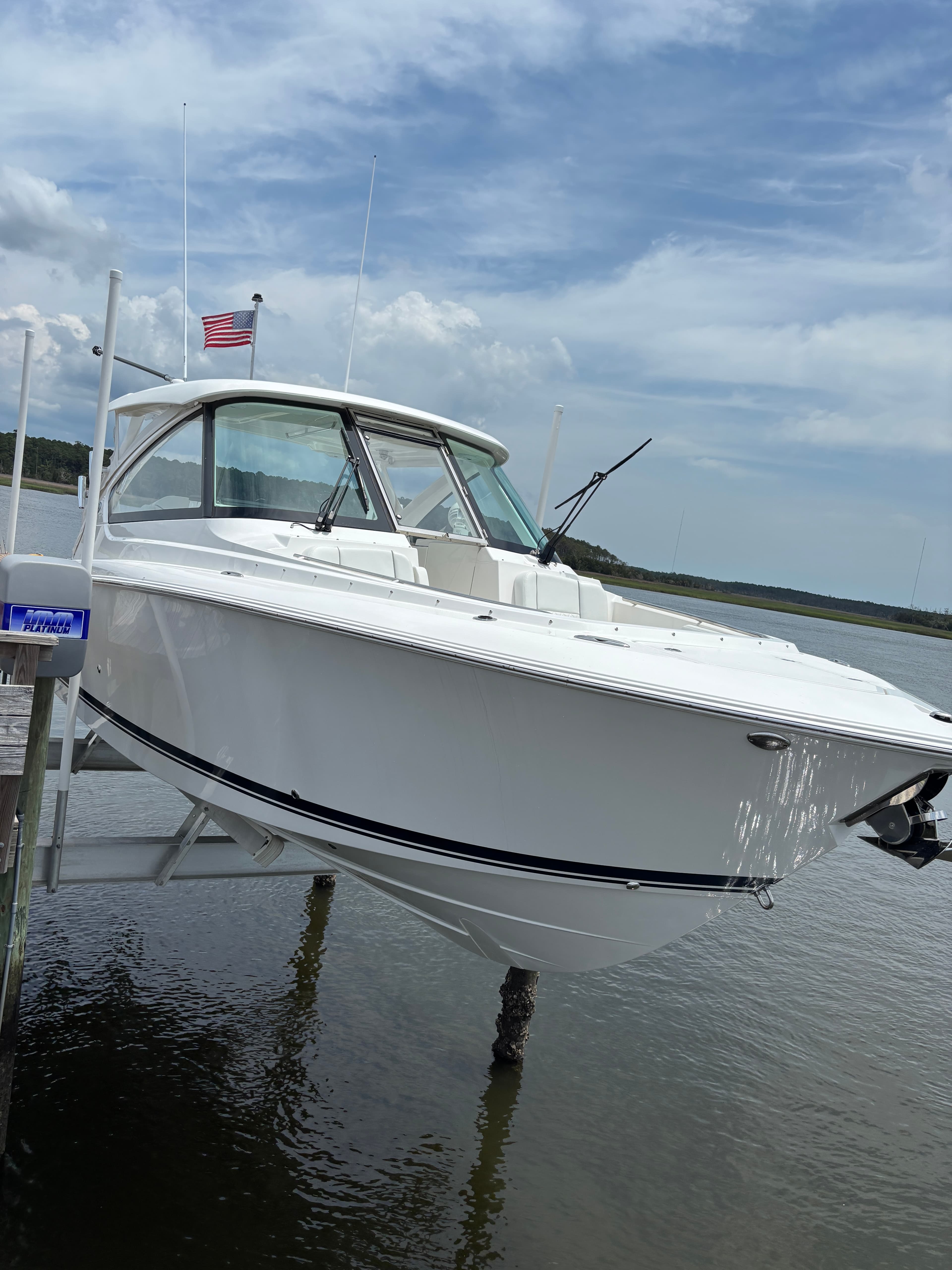 32' Pursuit hull detail