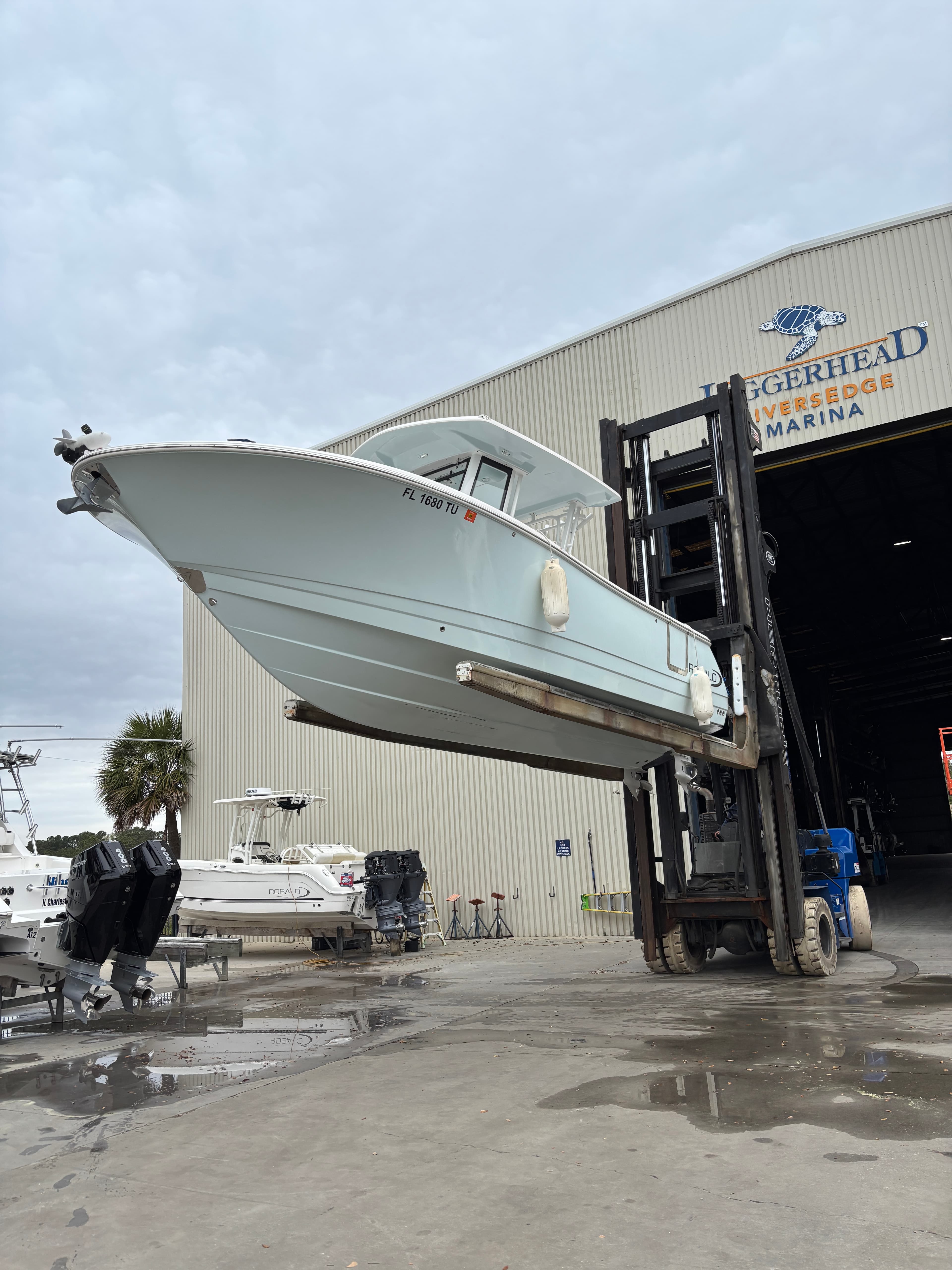 27' Robalo detailing